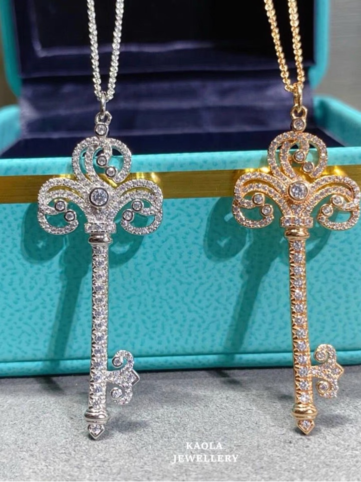 Luxury Designer 18k GoldPlated Key Pendant Necklace  Gold Or Silver
